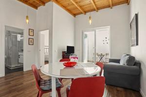 a living room with a table and chairs and a couch at Casa Albano 3 in Caldas da Rainha