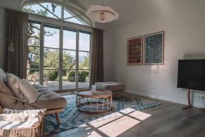 a living room with a couch and a tv at Apartment Søglas in Gmund am Tegernsee