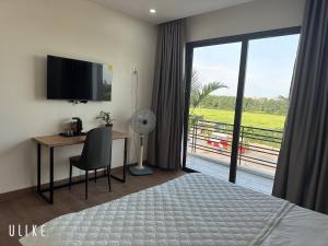 a hotel room with a desk and a room with a window at Lala hotel in Phủ Từ Sơn