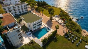 Luftaufnahme eines Hauses mit Swimmingpool in der Unterkunft Qinn Hotels in Antalya