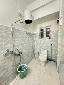a bathroom with a shower and a toilet in it at Tre Lum Homestay in Jowai