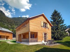a log cabin with a picnic table in the yard at CASALPIN Chalets in Brand