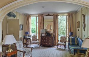 a living room with a couch and chairs at Lovely Home In Clef Vallée D'eure in La Croix-Saint-Leufroy