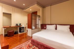 a bedroom with a large bed in a room at Vatër Hotel in Shkodër