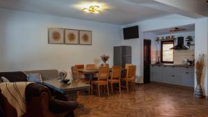 a kitchen and dining room with a table and chairs at Casa Om Bun in Beclean