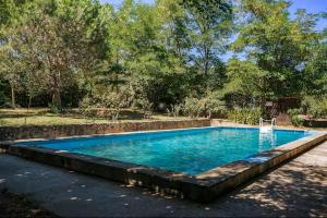 a swimming pool with blue water in a yard at Domaine de Montaut in Montaut-Ariège