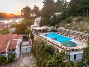 Luftaufnahme eines Hauses mit Swimmingpool in der Unterkunft Bastas Hotel in Lákka + 44 Fotos