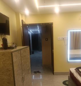 a room with a hallway with a door and a mirror at Royal Guest House in Baidyabāti