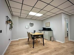 a dining room with a table and chairs at Akasa Rooms Estación in Alicante