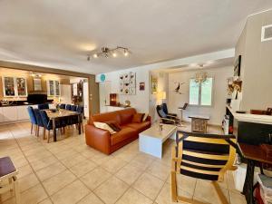 a living room with a couch and a table at Les Carnoulettes in Carnoules