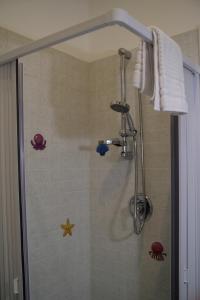 a shower in a bathroom with stars on the wall at Bruner Haus - Casa Vacanze in Castelmezzano