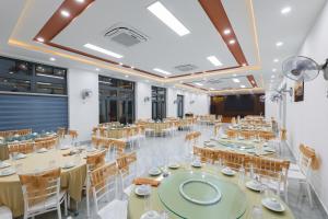 a large banquet hall with tables and chairs at 359 Beach Hotel in Phú Xá