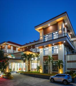 a building with a car parked in front of it at 359 Beach Hotel in Phú Xá