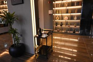 a room with a potted plant and a shelf of vases at فندق امان أبها - المعالي in Abha