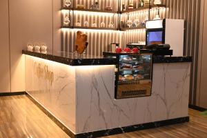 a bar in a restaurant with a counter at فندق امان أبها - المعالي in Abha