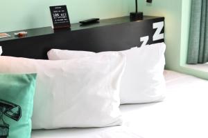 a bed with white pillows and a black headboard at Garner Hotel Dublin Temple Bar by IHG in Dublin +67 photos