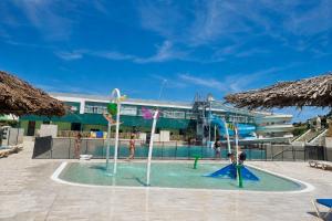 a water park with people playing in a pool at Kampaoh Mendigorría in Mendigorría