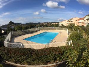 una piscina con recinzione intorno di Bel appartement vue mer ad Agay - Saint Raphael