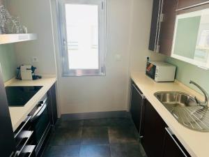 a small kitchen with a sink and a window at Teatro de Caesar Augusta in Zaragoza