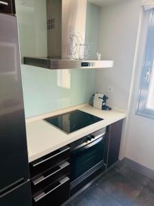 a kitchen with a sink and a counter top at Teatro de Caesar Augusta in Zaragoza