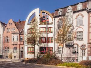 a large white building with an arched window at Apartment Hainich in Mühlhausen