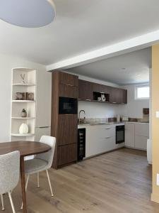 a kitchen with a table and chairs in a room at Maison Hyper-centre Dinard - Garage privé - 200 M plage in Dinard