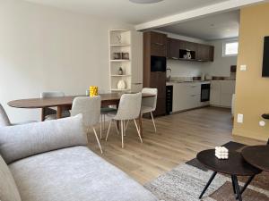 a living room and kitchen with a table and chairs at Maison Hyper-centre Dinard - Garage privé - 200 M plage in Dinard +23 photos