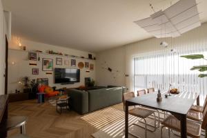 a living room with a couch and a table at Casa Palmera in Pridraga