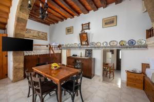 a kitchen and dining room with a table and chairs at IOANNAS ARCH HOUSE a in Gennadi