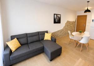 a living room with a couch and a table at Apartaments l'Escala Centre in L'Escala