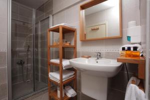 ein Badezimmer mit Waschbecken, Toilette und Dusche in der Unterkunft Mitos Hotel in Bozcaada + 75 Fotos