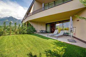 a house with a lawn in front of it at Apartment Oberhaslerhof in Schenna