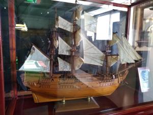 ein Holzschiff, ausgestellt in einer Glasvitrine in der Unterkunft Glendower Hotel in Goodwick