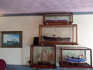 drei Glasregale mit verschiedenen Bootstypen darauf in der Unterkunft Glendower Hotel in Goodwick