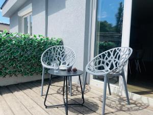 two chairs and a table on a porch at APSTAY Bungalow I Parking option & Self Check-in in Graz