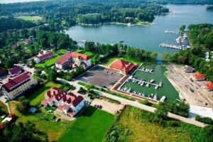 吉日茨科的住宿－海倫娜酒店，享有湖上度假村的空中景致