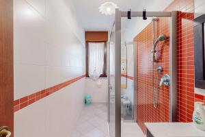 a bathroom with a shower and a toilet at [BuenRetiro] Giardino, box e bici a disposizione in Acqui Terme