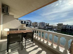 a balcony with a table and chairs on a balcony at Teresita 2 in Empuriabrava