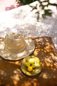 a hat and a plate of fruit on a table at Villa Quince in Ouirgane