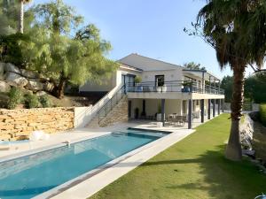 a villa with a swimming pool and a house at Entre Mer Et Pinède Piscine in Bandol