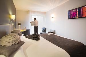 TV a/nebo společenská místnost v ubytování Logis Hotel - Restaurant - Spa - Le Relais de Farrou