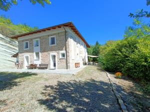 a large stone house with a large yard at B&B La Piccola Lepre in Acqui Terme