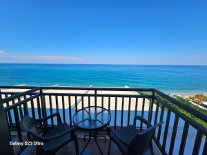 ein Balkon mit Tisch und Stühlen und dem Meer in der Unterkunft Special Delight in Agios Ioannis + 6 Fotos
