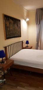 a bedroom with a large white bed with two lamps at Appartamento "Sul Corso" Atessa in Atessa