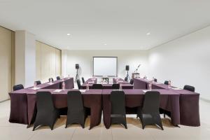 a conference room with a large table and chairs at Amaris Hotel Pekanbaru in Pekanbaru +6 photos