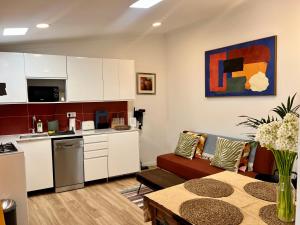 a living room with a kitchen and a dining room at Casa Bolacha in Colares