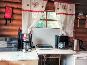 eine Küche mit Kaffeemaschine und Fenster in der Unterkunft Öökulli öömaja in Tartu