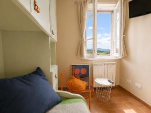 a small room with a bed and a window at Capozucca Home in Città della Pieve