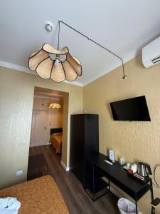 a room with a ceiling fan and a living room at Hotel Montreal in Florence +126 photos