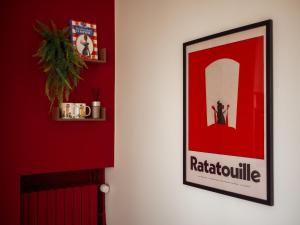 a red hallway with a picture of a red room at Disneyland Magic Home in Couilly-Pont-aux-Dames
